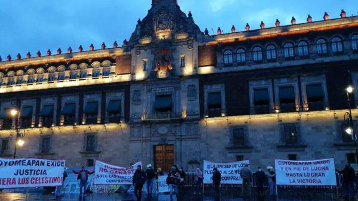 MANIFESTACION COYOMEAPAN PALACIO NACIONAL